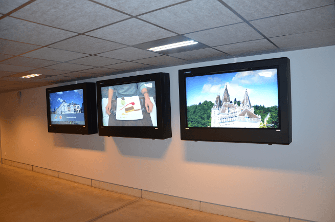 digital signage hotel lobby