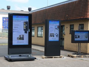 3 Creative Ways to Install LCD Digital Signage Enclosures