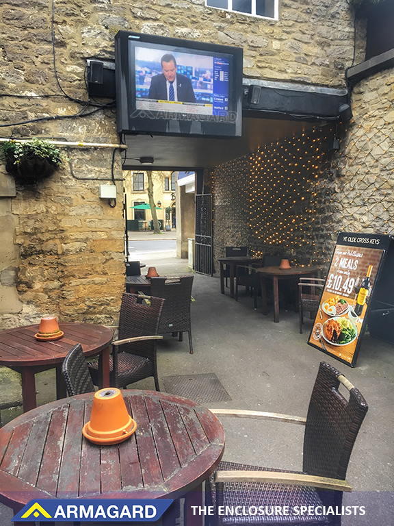 Outdoor Screen Pub